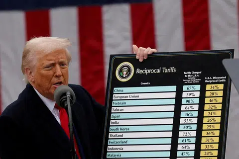 Presiden Amerika Syarikat, Encik Donald Trump, menunjukkan kadar tarif yang berlainan bagi negara yang berbeza semasa mengumumkan satu set tarif sejagat pada 2 April 2025.