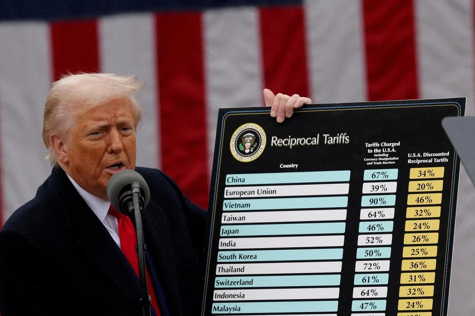 Presiden Amerika Syarikat, Encik Donald Trump, menunjukkan kadar tarif yang berlainan bagi negara yang berbeza semasa mengumumkan satu set tarif sejagat pada 2 April 2025.