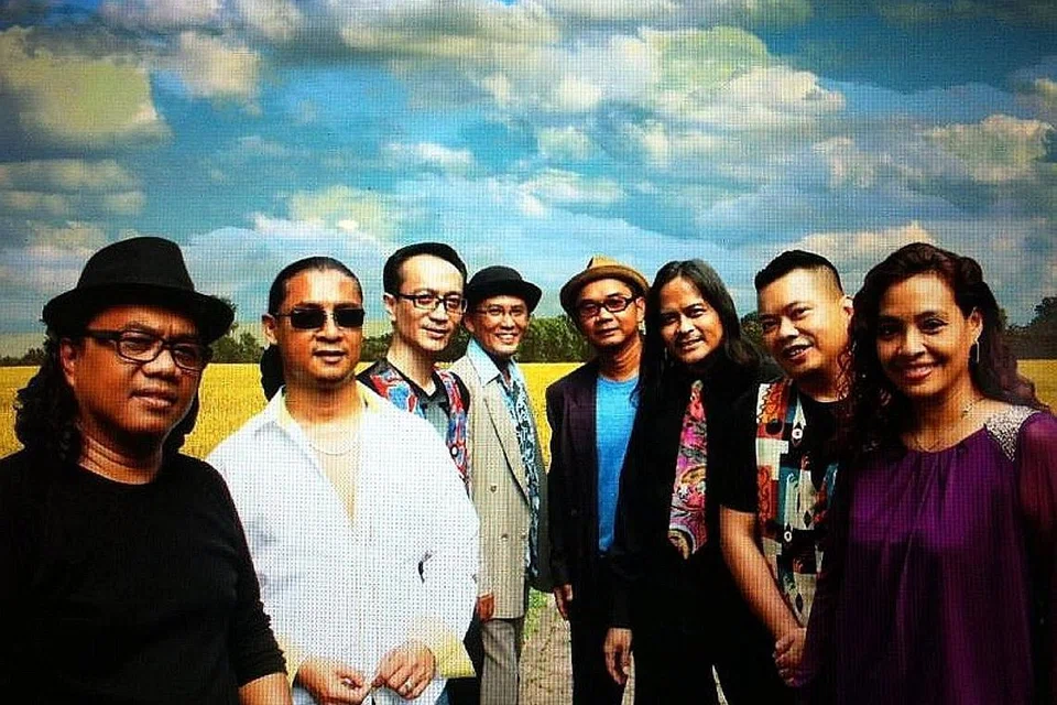 BAND TEMPATAN: Encik Nahli (empat dari kiri) juga telah bermain dalam beberapa band terkenal tempatan, seperti Back2Back (gambar). - Foto AZLAN MOHD SAID