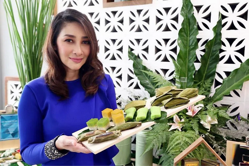 MAJUKAN PERNIAGAAN SELEPAS KEHILANGAN TEMAN: Rita Rudaini yang kini lebih teruja mengendalikan perniagaan makanan dan kuih-muih tradisional, Rumah Kueh, pernah berhubung rapat dengan seorang lelaki di luar negara yang meninggal April lalu kerana penyakit kronik. - Foto INSTAGRAM RITA RUDAINI