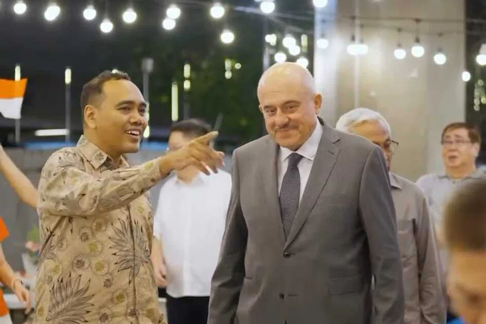 Menteri Negara (Ehwal Luar merangkap Ehwal Dalam Negeri) yang juga Anggota Parlimen GRC Chua Chu Kang, Encik Zhulkarnain Abdul Rahim (kiri), memberi taklimat kepada Menteri Pemerintah Tempatan Penguasa Palestin (PA), Dr Sami Hijjawi, tentang kegiatan yang diadakan semasa lawatan mereka ke Kelab Masyarakat Keat Hong, pada 21 Ogos.