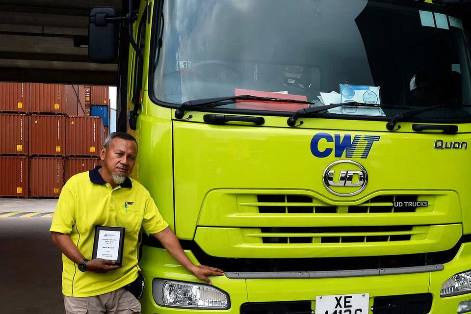 REKOD BERSIH: Encik Saidi Soad dinobat sebagai Pemandu Selamat dalam Anugerah Keselamatan Jalan Raya Singapura 2015. - Foto SHAKIR SAIFUDDIN