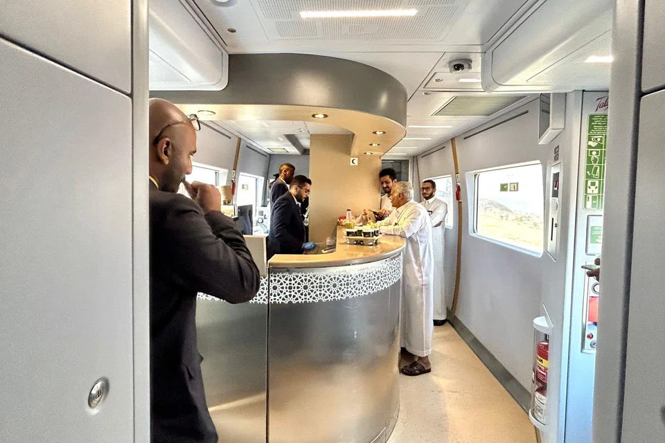 BERSIH DAN SELESA: Keadaan dalam gerabak kelas ekonomi dalam kereta api HSR, dari Jeddah ke Madinah. 