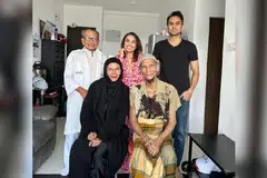 Noor Kumalasari (duduk di kiri) menyantuni Dharma Harun Al Rashid (duduk di kanan) di kediaman pelakon itu  sambil diiringi suami, Wan Mohamad Yusof (berdiri di kiri), Haiza (berdiri di tengah( dan anak Dharma, Muhammad Al Syafiq. 