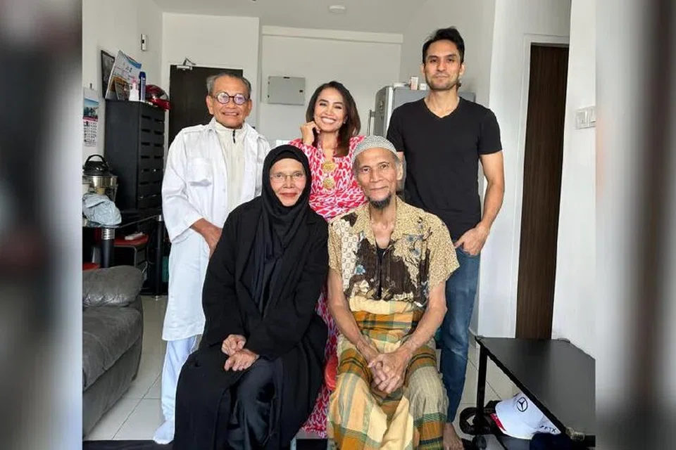 Noor Kumalasari (duduk di kiri) menyantuni Dharma Harun Al Rashid (duduk di kanan) di kediaman pelakon itu  sambil diiringi suami, Wan Mohamad Yusof (berdiri di kiri), Haiza (berdiri di tengah( dan anak Dharma, Muhammad Al Syafiq. 