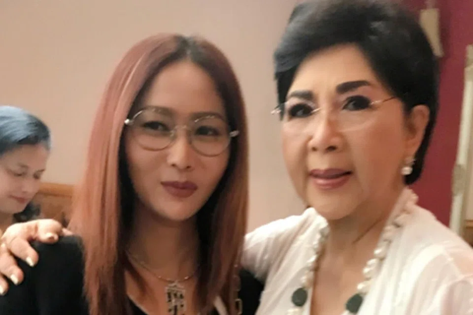 Inul Daratista (kiri) akan selalu mengingati budi Titiek Puspa yang mengajaknya mencari rezeki bersama ketika beliau tersepit dalam masalah kewangan membayar sewa rumah di kawasan mewah sebanyak 285 juta rupiah ($21,400) sebulan.