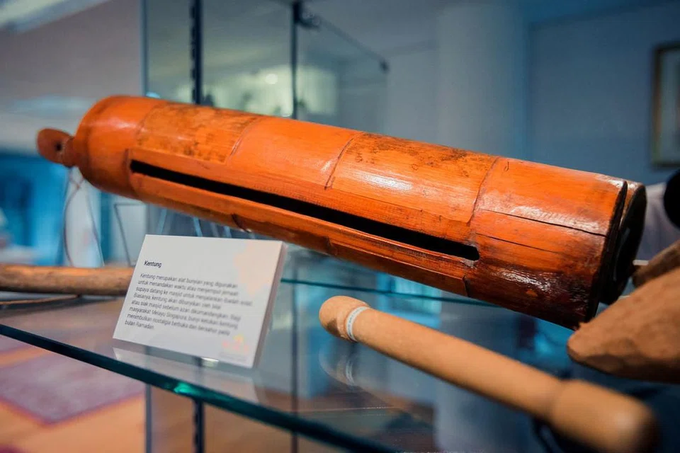 KENTUNG: Alat bunyian yang digunakan bagi menandakan waktu atau menjemput jemaah supaya datang ke masjid untuk bersolat. Biasanya, kentung akan dibunyikan oleh bilal atau siak masjid sebelum azan berkumandang. Bagi masyarakat Melayu Singapura, bunyi ketukan kentung menimbulkan nostalgia berbuka dan bersahur pada Ramadan. - Foto BH oleh IQBAL FAIZAL