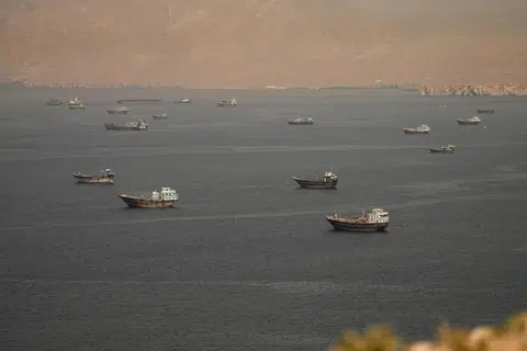 Kapal dagang dilihat berlayar di Selat Hormuz, laluan perkapalan strategik yang menjadi tumpuan rundingan antara Amerika Syarikat dan Iran di tengah ketegangan berterusan mengenai keselamatan penghantaran minyak dan gas global.