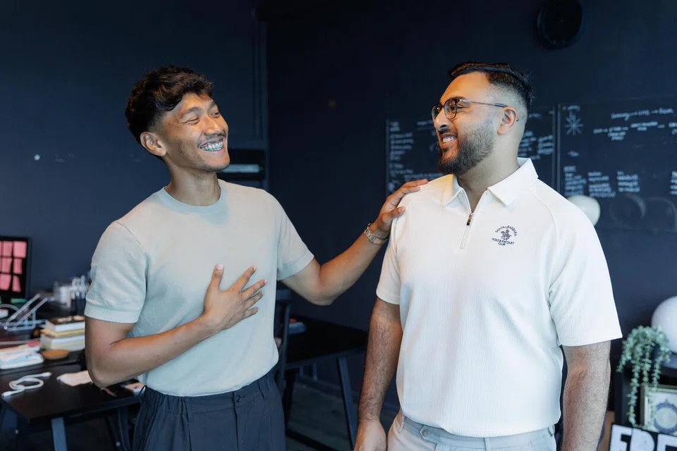 Pengasas bersama Viral Vizions, Encik Khairulanwar Razali (kiri) dan Encik Muhammad Afiq Syahiran membangunkan Offerly sebagai wadah percuma bagi membantu peniaga, termasuk pengusaha HBB. Berbeza dengan khidmat pemasaran berbayar yang ditawarkan Viral Vizions kepada pelanggan, Offerly membolehkan peniaga menyenaraikan produk dan khidmat halal tanpa bayaran.