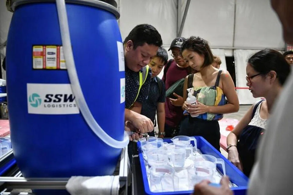 BAWA BOTOL SENDIRI: Penduduk mesti membawa botol kitar semula bersih seperti botol syampu kosong, botol kaca, atau botol plastik lain untuk mendapatkan sanitiser percuma itu.