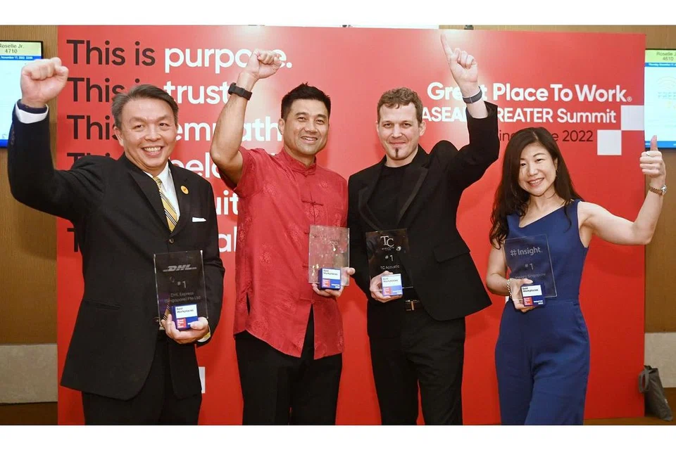 CAPAI KEJAYAAN: (Dari kiri) Pengarah urusan DHL Express Singapura, Encik Christopher Ong, pengarah urusan Cisco, Encik Andy Lee, ketua pegawai eksekutif TC Acoustic, Encik Christian Honegger dan pengurus daerah Insight Technology Solutions, Cik Joan Loo, menerima anugerah bagi pihak syarikat mereka. - Foto BH oleh DESMOND WEE