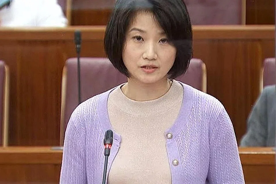 TERSENTUH RAMAI TAMPIL MAHU MEMBANTU: Cik Sun (atas) tersentuh melihat respons memberangsangkan daripada orang ramai yang mahu membantu Cik N. - Foto fail 