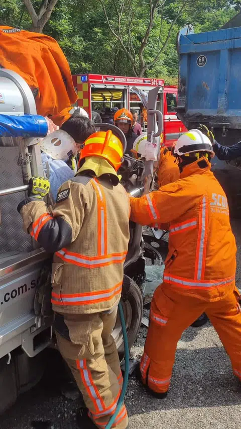 GIGIH SELAMATKAN: Pendakap leher atau cervical collar digunakan penyelamat untuk menyokong leher lelaki itu supaya mengehadkan pergerakan kepala dan mengelak daripada kecederaan lanjut.