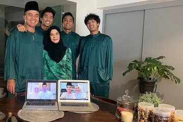 RAYA DI ZOOM: Hari Raya di rumah Encik Mardan Mamat kali ini tidak akan sekecoh dan semeriah tahun-tahun yang lalu disebabkan tempoh 'pemutus litar' ini. Namun, beliau dan isteri, Cik Siti Nazariah Masduki, dan anak-anak serta menantu - Hairul Syamil, Hairul Syirhan, Danial Nataporn, (dalam komputer riba kiri) Shahrill Hishom dan Nurul Syahira, dan (dalam komputer riba kanan) Jeffri Natawate serta Nurul Asmida Ithnin - akan berhubungan menerusi Zoom pada pagi Hari Raya. - Foto ihsan MARDAN MAMAT