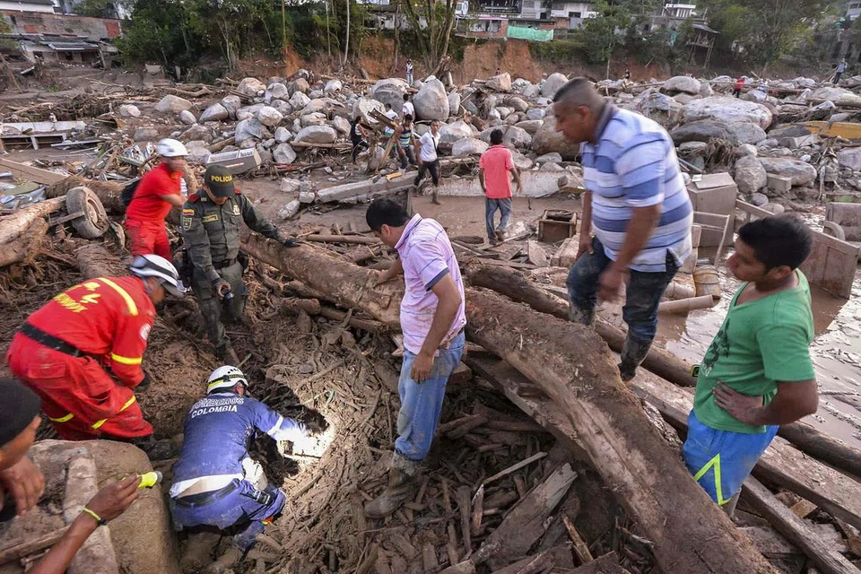 RAMAI MASIH HILANG: Lebih 1,000 anggota tentera dan polis terlibat dalam pencarian mangsa tanah runtuh di 17 buah kejiranan di Putumayo, Colombia. Lebih 200 dikatakan masih hilang. - Foto AFP