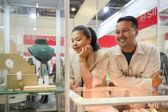 SYARIKAT TEMPATAN: Syarikat Encik Afzal Imram dan Cik Lin Ruiyin, State Property Fine Jewellery, adalah satu-satunya syarikat Melayu tempatan yang mempamerkan koleksi mereka di Pusat Ekspo & Konvensyen Singapura Marina Bay Sands dari Khamis hingga Ahad.