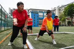 Cik Suriani Soo (kiri) menjadi ketua jurulatih sukarelawan dengan pasukan Sukan Olimpik Istimewa Singapura sejak 1999.