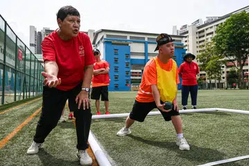 Cik Suriani Soo (kiri) menjadi ketua jurulatih sukarelawan dengan pasukan Sukan Olimpik Istimewa Singapura sejak 1999.