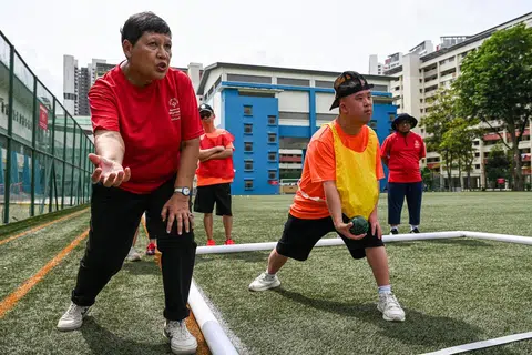 Cik Suriani Soo (kiri) menjadi ketua jurulatih sukarelawan dengan pasukan Sukan Olimpik Istimewa Singapura sejak 1999.