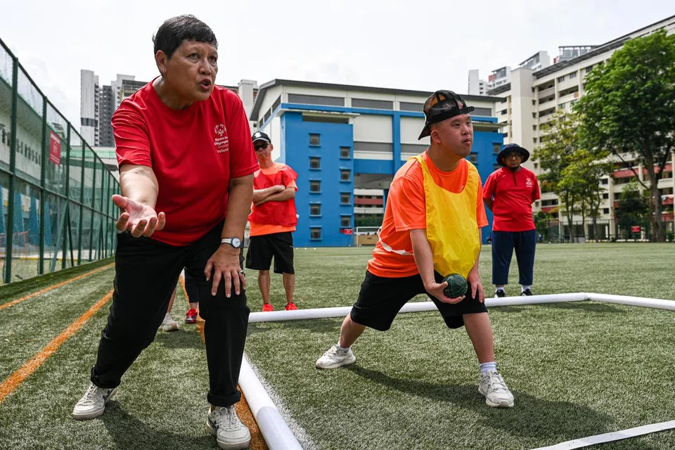Cik Suriani Soo (kiri) menjadi ketua jurulatih sukarelawan dengan pasukan Sukan Olimpik Istimewa Singapura sejak 1999.