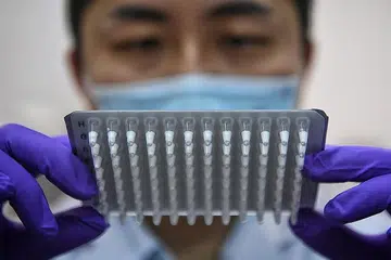 LEBIH MUDAH DISIMPAN: Teknik mengeringkan dan membekukan kit ujian PCR boleh memudahkan proses menyimpan dan memindahkan kit tersebut. - Foto BH oleh KUA CHEE SIONG
