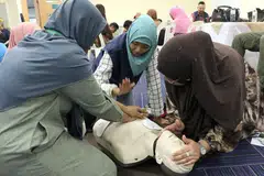 BELAJAR SELAMATKAN NYAWA: Kakitangan masjid daripada 12 masjid kelompok tengah menjalani latihan bantuan pernafasan kecemasan (CPR) dan menggunakan alat bantuan pernafasan (AED) dengan betul di Masjid An-Nahdhah, kelmarin. - Foto MASJID AN-NAHDHAH