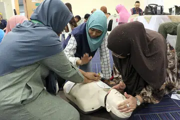 BELAJAR SELAMATKAN NYAWA: Kakitangan masjid daripada 12 masjid kelompok tengah menjalani latihan bantuan pernafasan kecemasan (CPR) dan menggunakan alat bantuan pernafasan (AED) dengan betul di Masjid An-Nahdhah, kelmarin. - Foto MASJID AN-NAHDHAH
