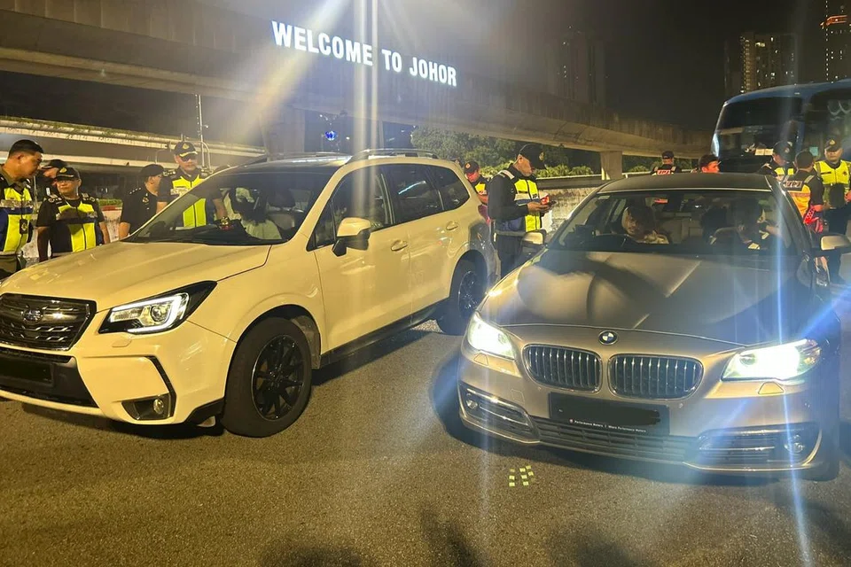 Antara kenderaan warga Singapura yang dikenakan tindakan saman ketika operasi di Johor Bahru, yang bermula sejak 12 tengah malam sehingga 4 pagi 1 Julai.