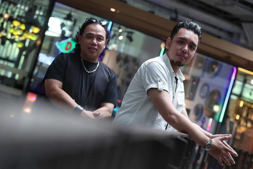 TIDAK PUTUS BERDOA: Pesanan ayahnya Mohd Kamal Noordin (kiri) agar sentiasa berdoa dan tidak mudah putus asa dipegang penyanyi Amy Hakimii dalam meniti kerjaya seni. Encik Mohd Kamal menjuarai beberapa peraduan karaoke setempat dan pernah ditawarkan menjadi artis rakaman di luar Singapura. - Foto BH oleh KELVIN CHNG