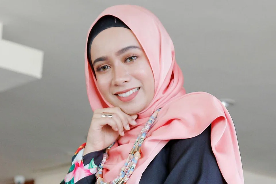 SELANGKAH DEMI SELANGKAH: Amira Othman fokus pada satu persatu tugasan yang diamanahkan dengan keutamaan diberikan pada bidang nyanyian meskipun diberi peluang mengacara dan berlakon. - Foto FARAH REZAL