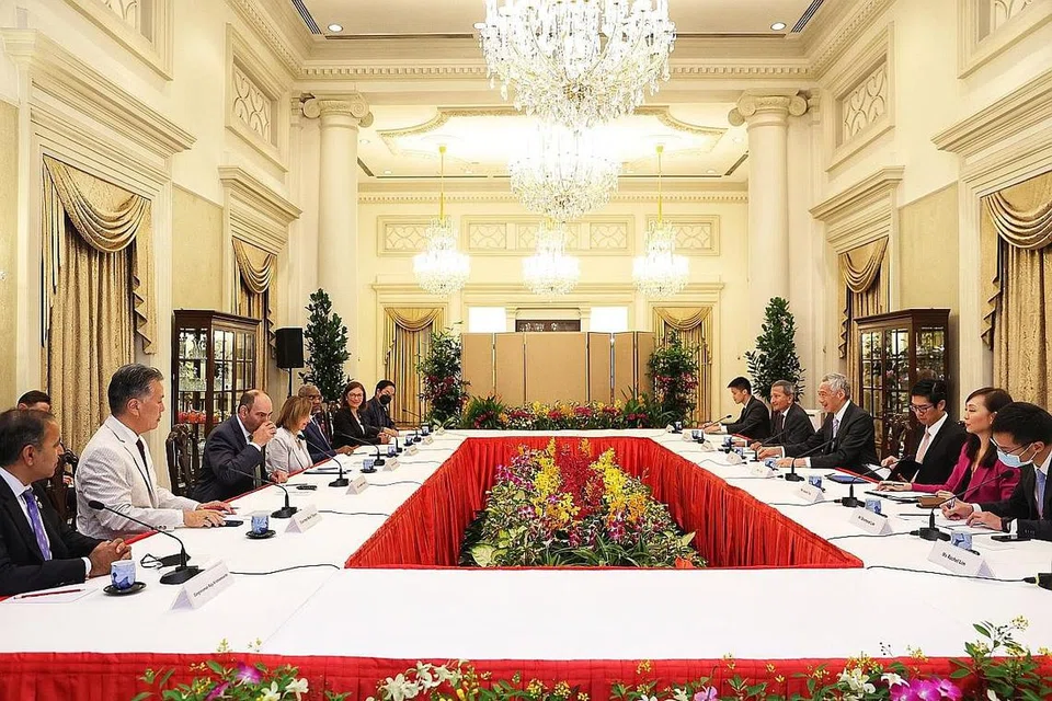 KERJASAMA HEBAT: Semasa pertemuan mereka, Encik Lee (empat dari kanan) bersama Dr Vivian (lima dari kanan) dan delegasi Kongres AS mengesahkan kerjasama mendalam dan berbilang aspek antara Singapura dengan AS, yang diperkukuh dengan kerjasama hebat meliputi bidang pertahanan, keselamatan, dan ekonomi. - Foto-foto MCI