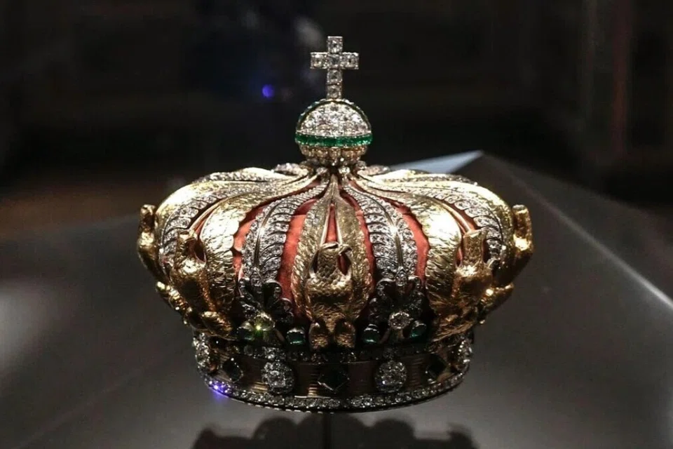 Mahkota Empress Perancis Eugénie de Montijo dipamerkan di Galeri Apollon, Muzium Louvre pada 2020.