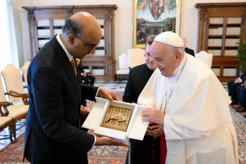 Presiden Tharman Shanmugaratnam (kiri) menerima satu tuangan gangsa daripada Paus Francis di Holy See, Rome pada 22 Jun dalam satu acara pertukaran hadiah. 