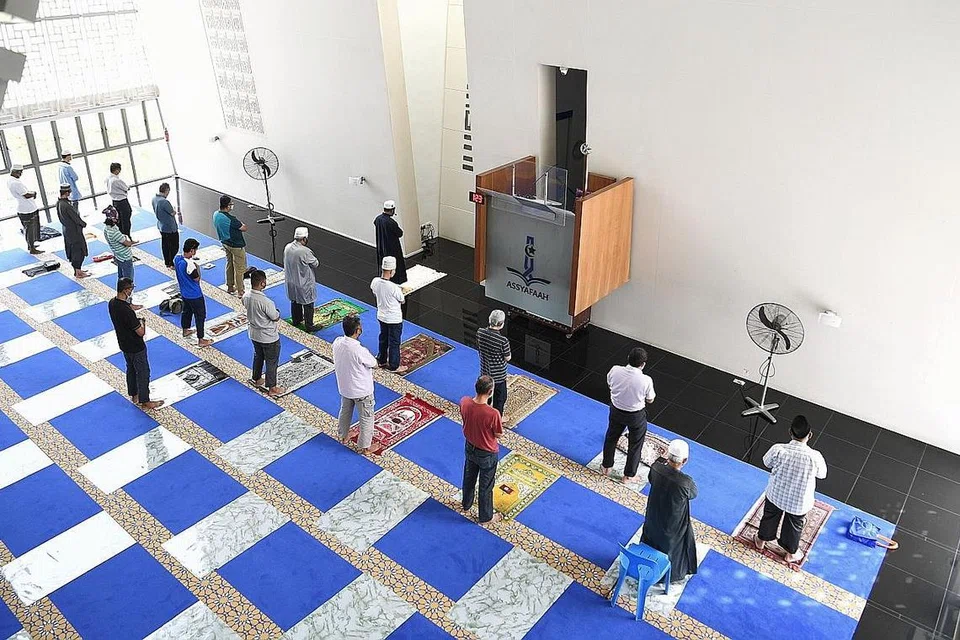 JARAK SELAMAT: Setiap jemaah akan solat di atas tikar getah di mana mereka boleh meletakkan sejadah mereka. Tikar getah ini akan memudahkan noja masjid untuk mensanitasikannya selepas setiap sesi solat.