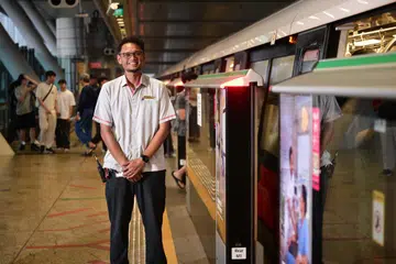Encik Muhammad Nur Husri Hussein, penolong pengurus stesen di stesen Dover, membantu individu berkeperluan khas yang mengalami rasa cemas di stesen Dover ke Redhill, pada 3 Januari.