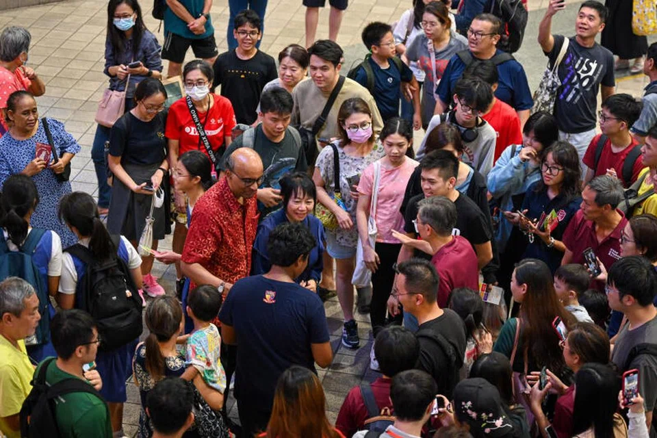 BERAMAH MESRA: Calon presiden, Encik Tharman Shanmugaratnam yang ditemani isterinya, Cik Jane Yumiko Ittogi, telah mengunjungi HDB Hub di Toa Payoh pada malam Rabu dan beramah mesra dengan warga Singapura, dengan ramai yang mahu bergambar bersama.