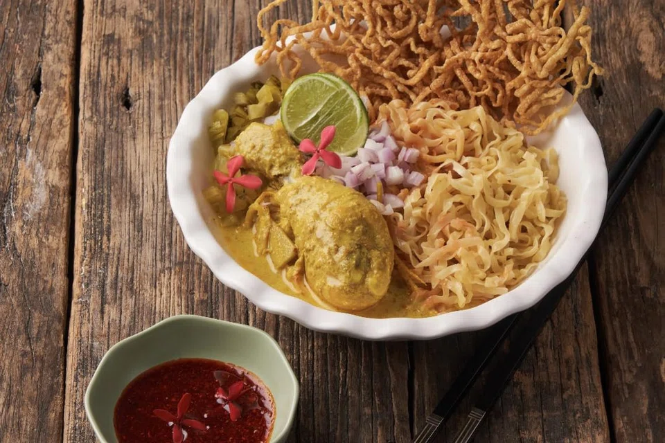 SUSAH DIDAPATI: ‘Khao Soi Gai’, kari mi telur gaya utara Thailand dengan ayam, mempunyai rasa kari kuning yang berkrim dan sedikit pedas. 