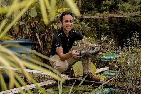 INGIN CETUS PERUBAHAN: Antara ciptaan Encik Ibnur termasuk kebun terapung yang berpotensi membantu Singapura dalam mempelbagaikan sumber makanannya. - Foto BH oleh NUR DIYANA TAHA