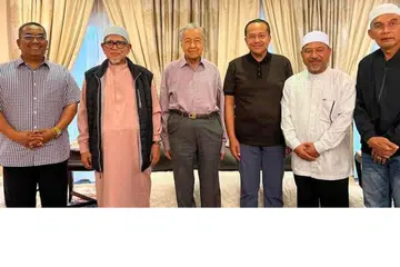 DAMAI POLITIK: Tan Sri Abdul Hadi (dua dari kiri);  Datuk Seri Muhammad Sanusi Md Nor (Kedah); Datuk Seri Dr Ahmad Samsuri Mokhtar (Terengganu)  (tiga dari kanan); Datuk Nassuruddin Daud (Kelantan) (dua dari kanan) dan Mohd Shukri Ramli (Perlis) dalam pertemuan dengan Tun Dr Mahathir (tiga dari kiri)  dalam usaha empat menteri besar negeri-negeri yang dikuasai Parti Islam SeMalaysia (PAS) manfaat pengalaman kepimpinan Dr  Mahathir.