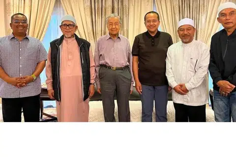 DAMAI POLITIK: Tan Sri Abdul Hadi (dua dari kiri);  Datuk Seri Muhammad Sanusi Md Nor (Kedah); Datuk Seri Dr Ahmad Samsuri Mokhtar (Terengganu)  (tiga dari kanan); Datuk Nassuruddin Daud (Kelantan) (dua dari kanan) dan Mohd Shukri Ramli (Perlis) dalam pertemuan dengan Tun Dr Mahathir (tiga dari kiri)  dalam usaha empat menteri besar negeri-negeri yang dikuasai Parti Islam SeMalaysia (PAS) manfaat pengalaman kepimpinan Dr  Mahathir.