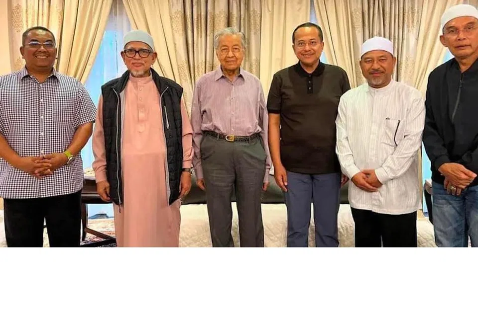DAMAI POLITIK: Tan Sri Abdul Hadi (dua dari kiri);  Datuk Seri Muhammad Sanusi Md Nor (Kedah); Datuk Seri Dr Ahmad Samsuri Mokhtar (Terengganu)  (tiga dari kanan); Datuk Nassuruddin Daud (Kelantan) (dua dari kanan) dan Mohd Shukri Ramli (Perlis) dalam pertemuan dengan Tun Dr Mahathir (tiga dari kiri)  dalam usaha empat menteri besar negeri-negeri yang dikuasai Parti Islam SeMalaysia (PAS) manfaat pengalaman kepimpinan Dr  Mahathir.