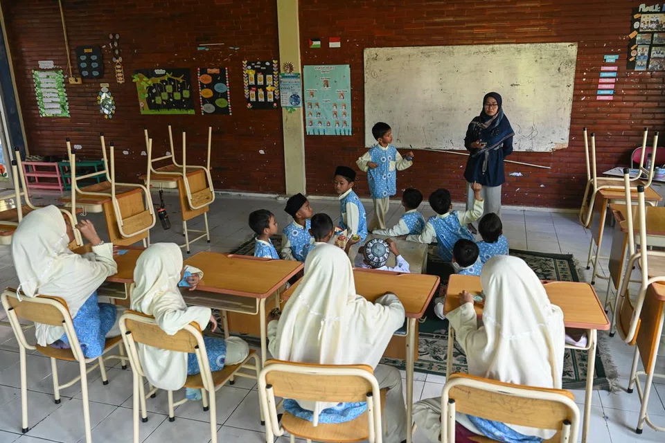 Guru sekolah rendah Darjah 2, Cik Yusnidar, 30 tahun, memberi taklimat kepada pelajarnya mengenai peperiksaan akan datang di Sekolah Bersepadu Fajar Hidayah, Aceh Besar, pada 6 Disember.