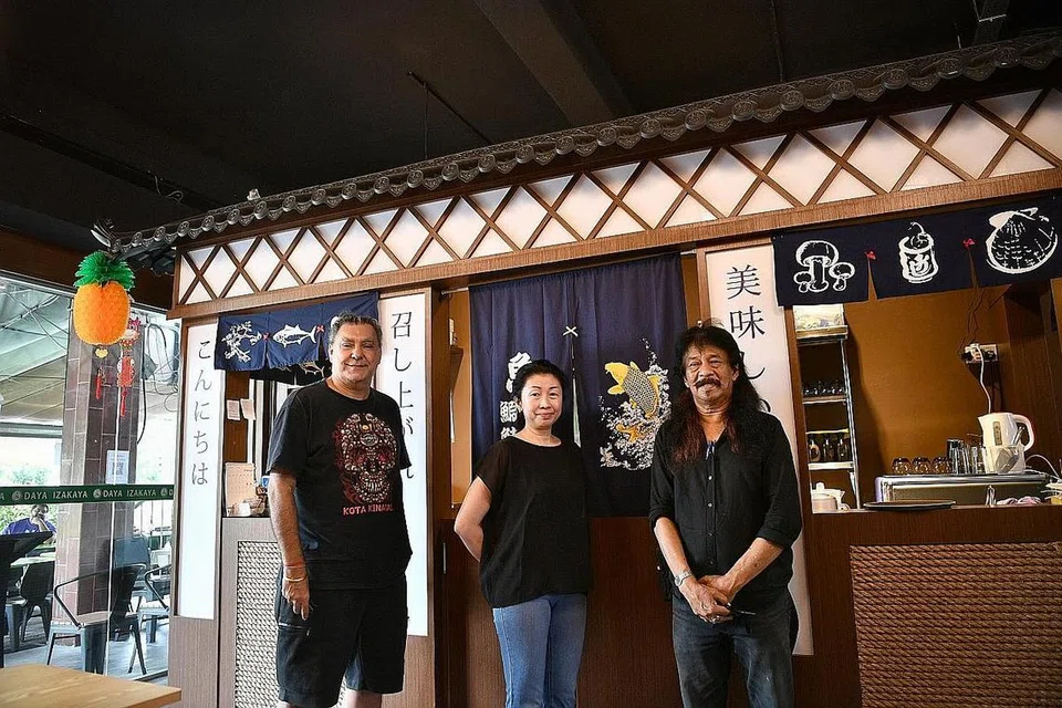 USAHA SAMA: Pemilik bersama Daya Izakaya (dari kiri) Encik Harminder Singh, 58 tahun; Cik Siow Ying, 48 tahun; dan Encik Sidek Md Nor, 69 tahun; di restoran Jepun mereka di Jalan Kayu. - Foto BH oleh ARIFFIN JAMAR