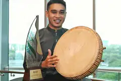 Encik Muhammad Ilyia Kamsani merupakan seorang penggiat budaya yang telah berkecimpung sebagai penggiat dikir barat belia selama lebih sedekad dan kini merupakan antara enam penerima Anugerah sulung Belia Cemerlang dalam Warisan Budaya Tidak Ketara (ICH) pada 18 Mac,