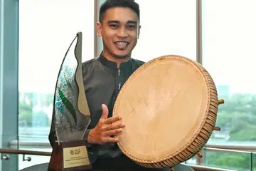 Muhammad Ilyia Kamsani merupakan penggiat budaya yang telah berkecimpung sebagai penggiat dikir barat belia selama lebih sedekad dan kini merupakan antara enam penerima sulung Anugerah Belia Cemerlang dalam Warisan Budaya Tidak Ketara (ICH) pada 18 Mac.