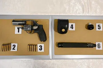 Revolver, 10 butir peluru, baton dan beberapa bahan kes telah dirampas oleh polis setelah ia menahan warga Singapura berusia 27 tahun pada 10 Mei berhubung kesalahan membawa senjata api secara tidak sah.