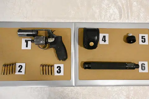 Revolver, 10 butir peluru, baton dan beberapa bahan kes telah dirampas oleh polis setelah ia menahan warga Singapura berusia 27 tahun pada 10 Mei berhubung kesalahan membawa senjata api secara tidak sah.