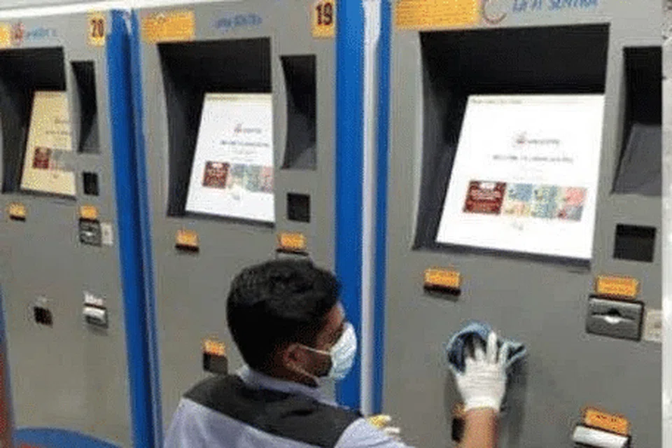 KERJA PEMBERSIHAN DIJALANKAN: Pengurusan Terminal Bas Larkin Sentral membersihkan kemudahan selepas seorang penumpang yang menaiki bas dari situ disyaki dijangkiti koronavirus.