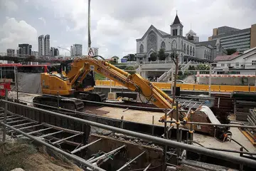 TEMPOH KESELAMATAN DIPERTINGKAT: Terdapat 15 syarikat kini yang dikenakan larangan itu secara keseluruhan di bawah tempoh keselamatan yang dipertingkat selama enam bulan yang diperkenal MOM September lalu untuk membendung kenaikan jumlah kematian dan kecederaan di tempat kerja di sini. - Foto fail 