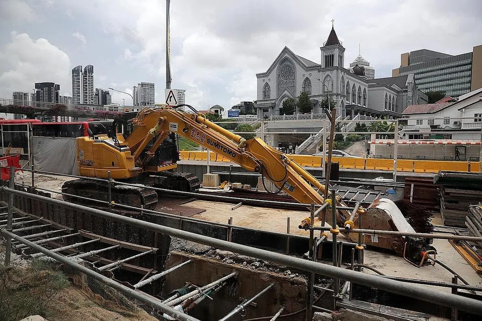 TEMPOH KESELAMATAN DIPERTINGKAT: Terdapat 15 syarikat kini yang dikenakan larangan itu secara keseluruhan di bawah tempoh keselamatan yang dipertingkat selama enam bulan yang diperkenal MOM September lalu untuk membendung kenaikan jumlah kematian dan kecederaan di tempat kerja di sini. - Foto fail 